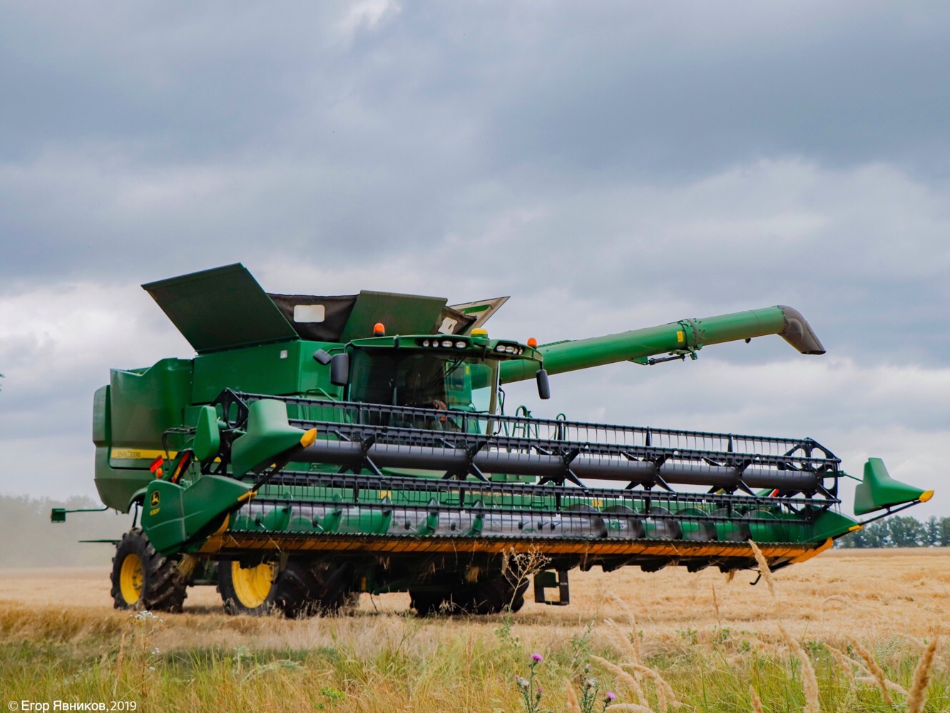 Зерноуборочный комбайн John Deere S680I. Харьковская область, улица Вяловская