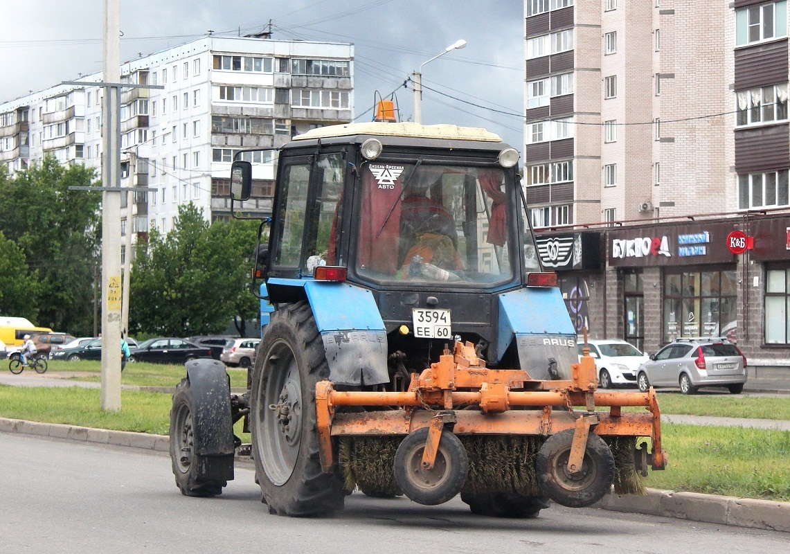 Трактор Беларус-82.1 (МТЗ-82.1). Псков улица Труда