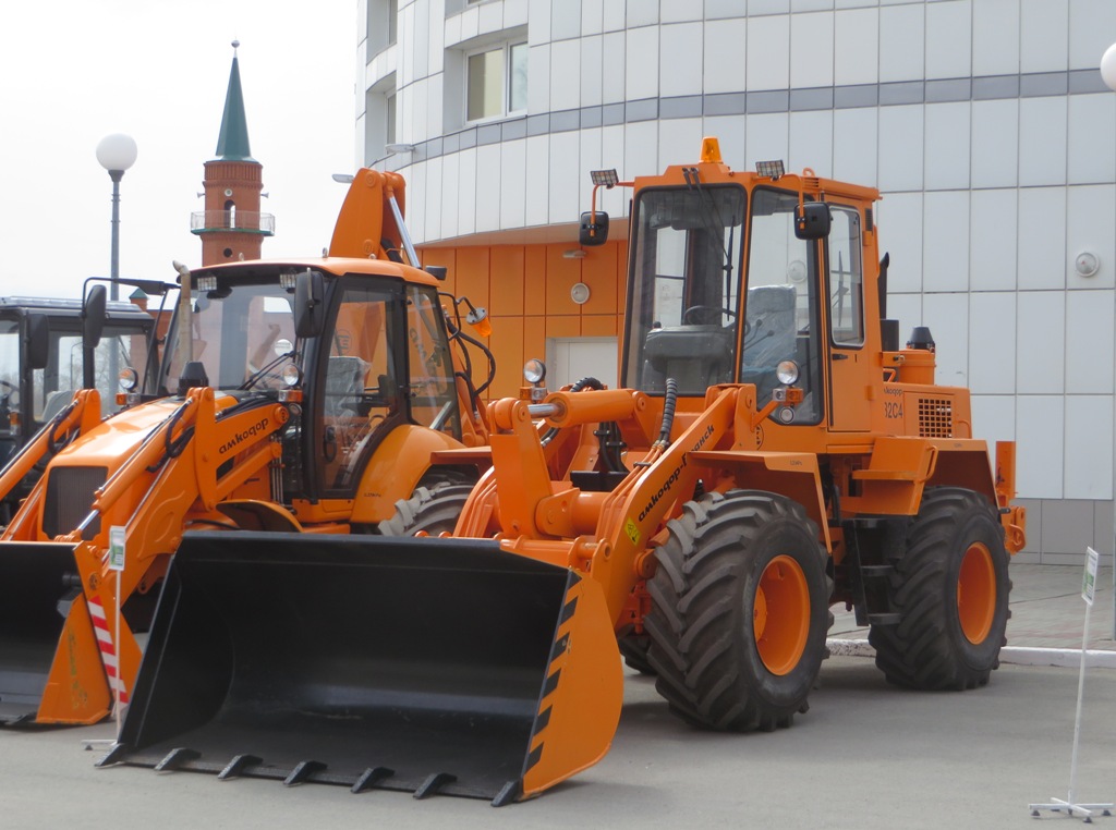 Фронтальный погрузчик Амкодор-332С4 . Курган, улица Савельева