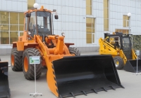 Фронтальный погрузчик  Амкодор-332С4. Курган, улица Савельева
