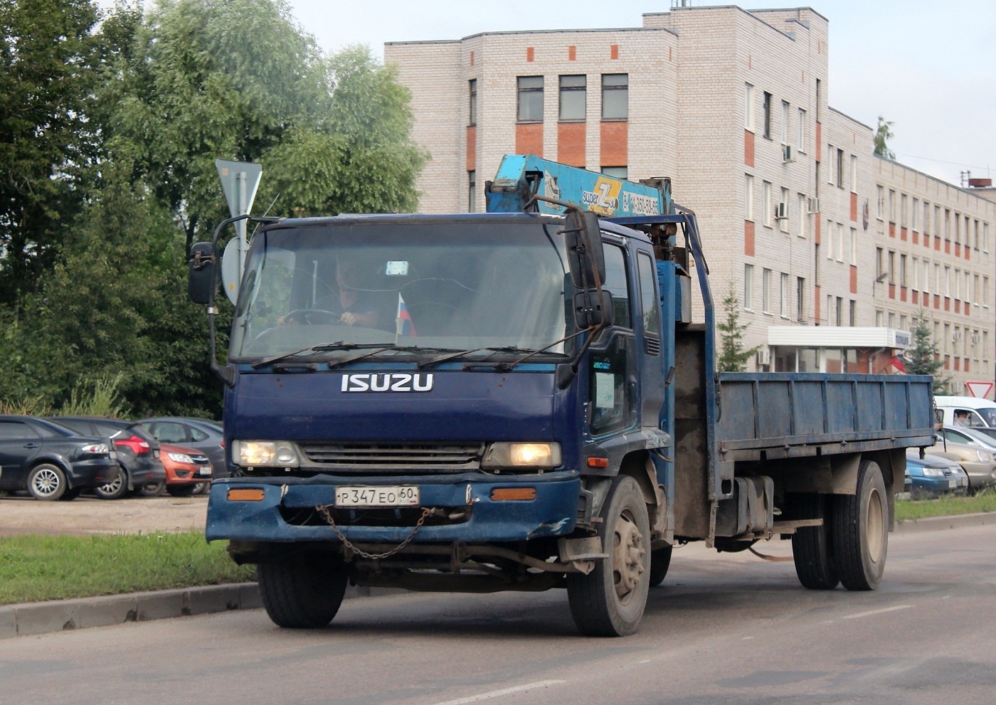 Бортовой грузовик Isuzu Forvard с КМУ Tadano Super Z300 #Р 347 ЕО 60. Псков, Инженерная улица
