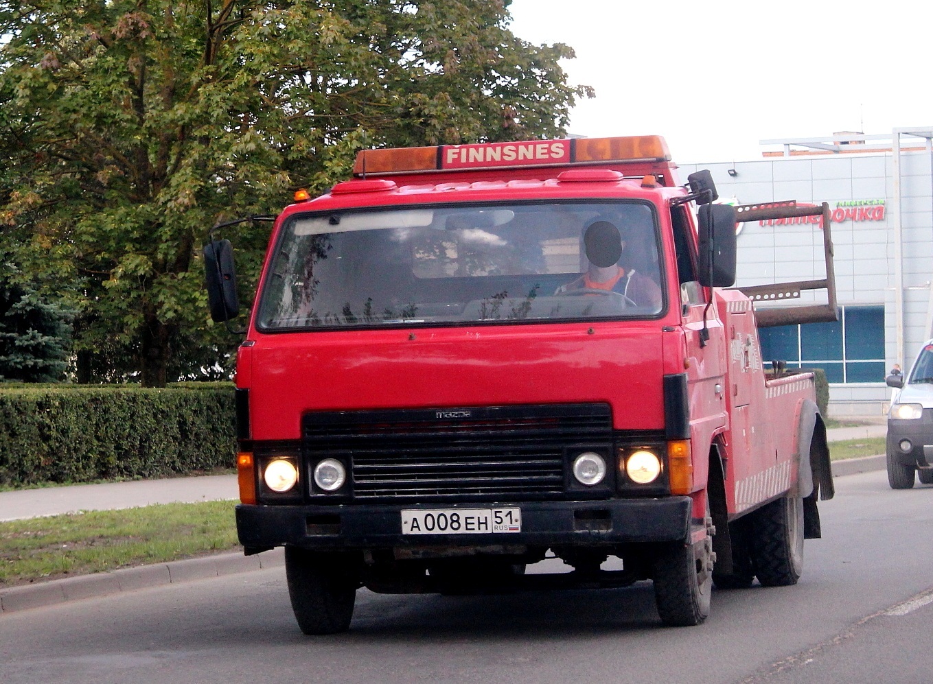 Эвакуатор на шасси Mazda T3000 #А 008 ЕН 51. Псков, улица Труда