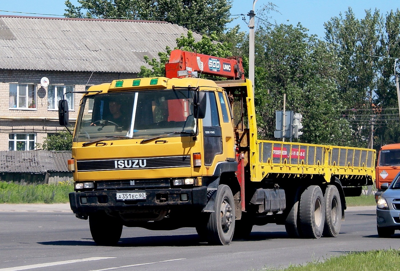Бортовой грузовик Isuzu Forward с КМУ UNIC 500 #А 351 ЕС 60. Псков, Чудская улица