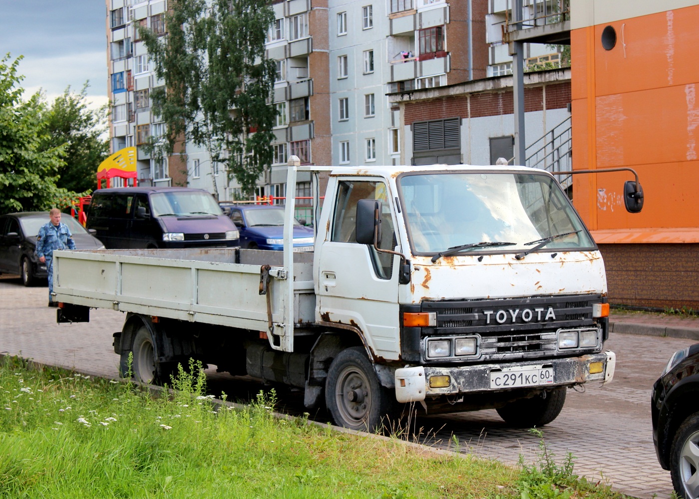Бортовой грузовик Toyota Dyna #С 291 КС 60. Псков, Коммунальная улица