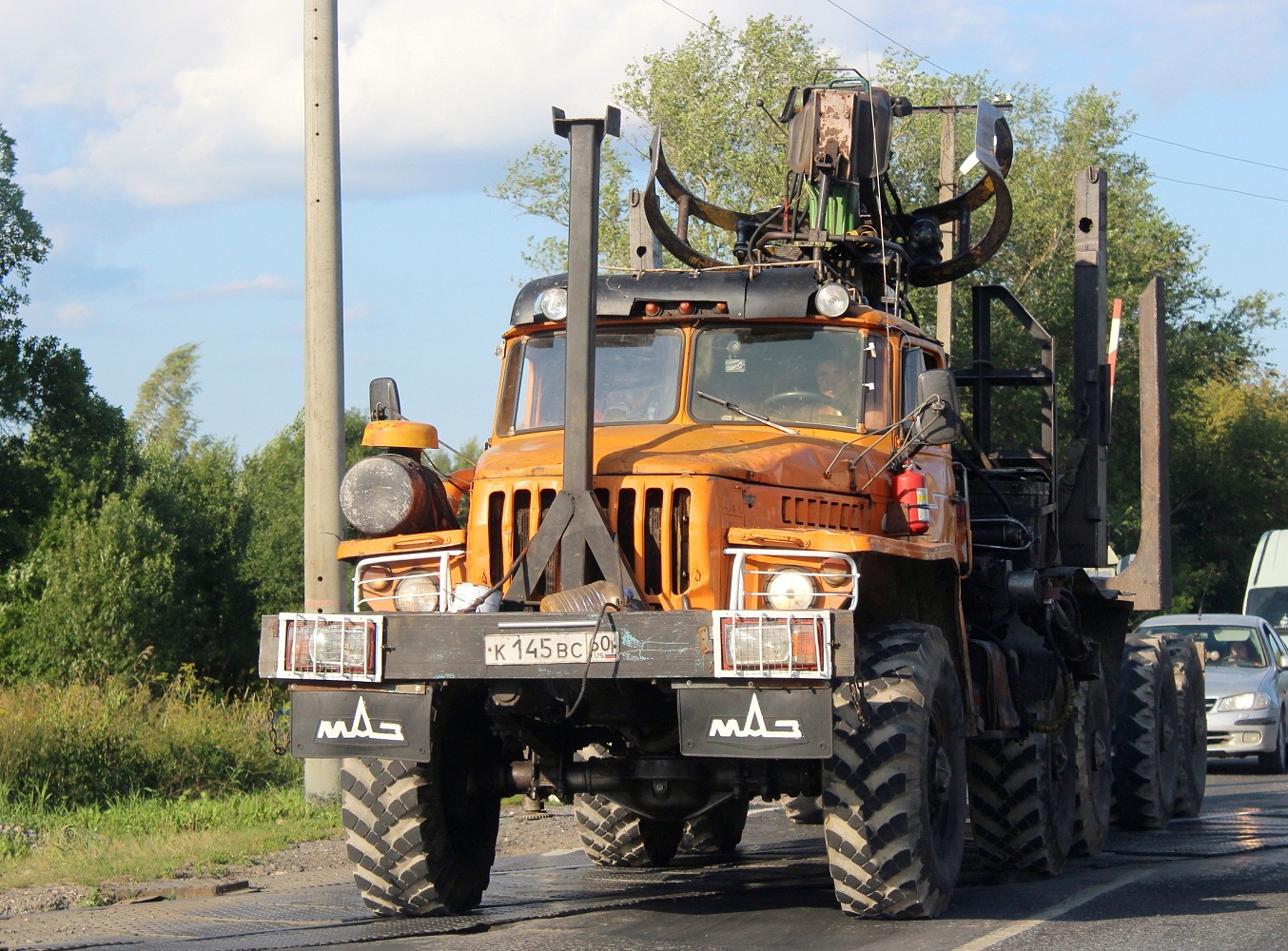 Лесовоз Урал-5557 #К 145 ВС 60. Псковская область, Псковский район, трасса А-212
