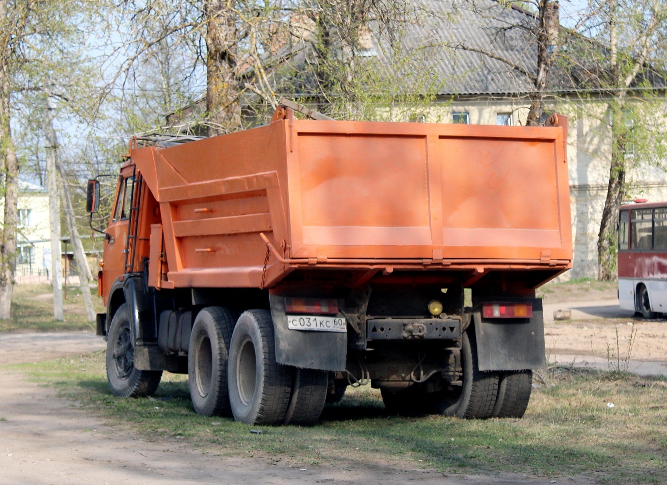 Самосвал КамАЗ-55111 #С 031 КС. Псков, Боровая улица