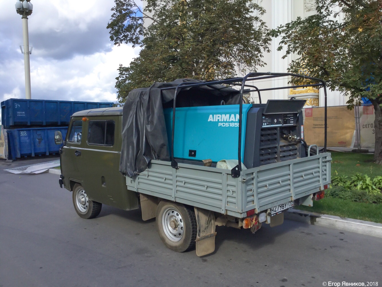 Автомобиль УАЗ-390945 с компрессорной станцией Airman PDS185S, #н279ву799. Московская область, г. Москва, главная аллея ВДНХ