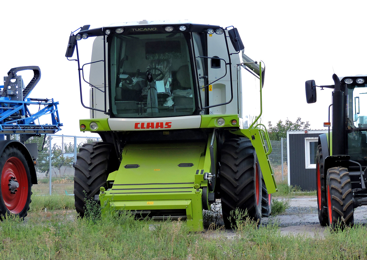 Комбайн Claas Tucano 450. Харьковская область, г. Харьков, проспект Гагарина