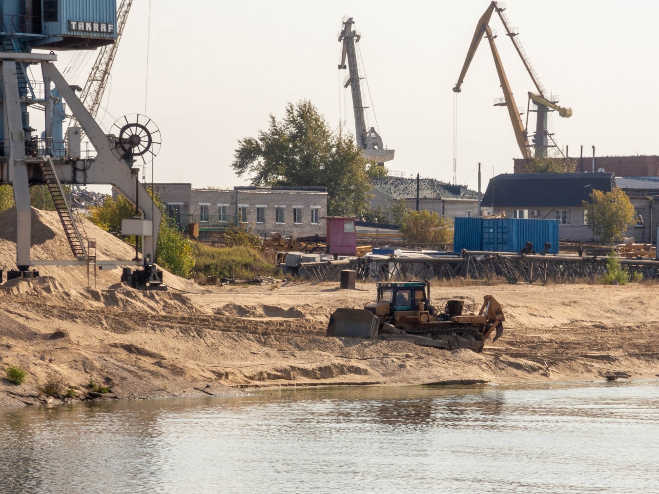 бульдозер на базе трактора Т-330 (ЧЗПТ). г. Казань, территория речного порта