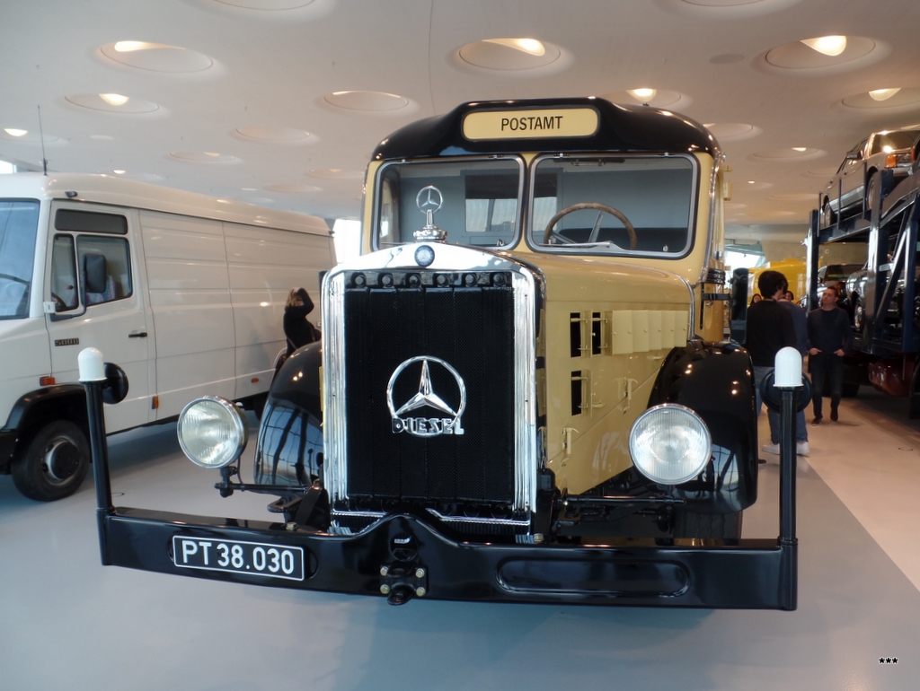 Почтовый фургон Mercedes Benz O10000, 1938 год выпуска . Германия, Штутгарт, музей Mercedes-Benz
