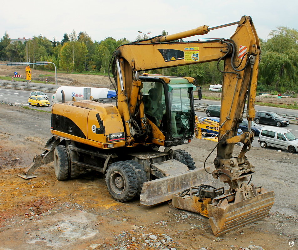 Колёсный экскаватор Caterpillar М318. Długosza/Zagłębia Dąbrowskiego, Сосновец, Польша
