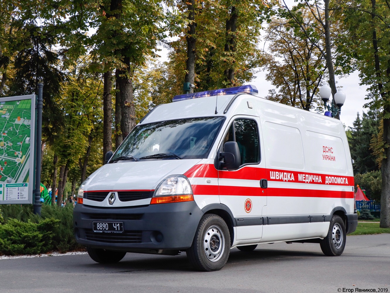 Автомобиль скорой медицинской помощи ГСЧС на базе Renault Master, #8890Ч1. Харьковская область, г. Харьков, Центральный парк культуры и отдыха им. М. Горького
