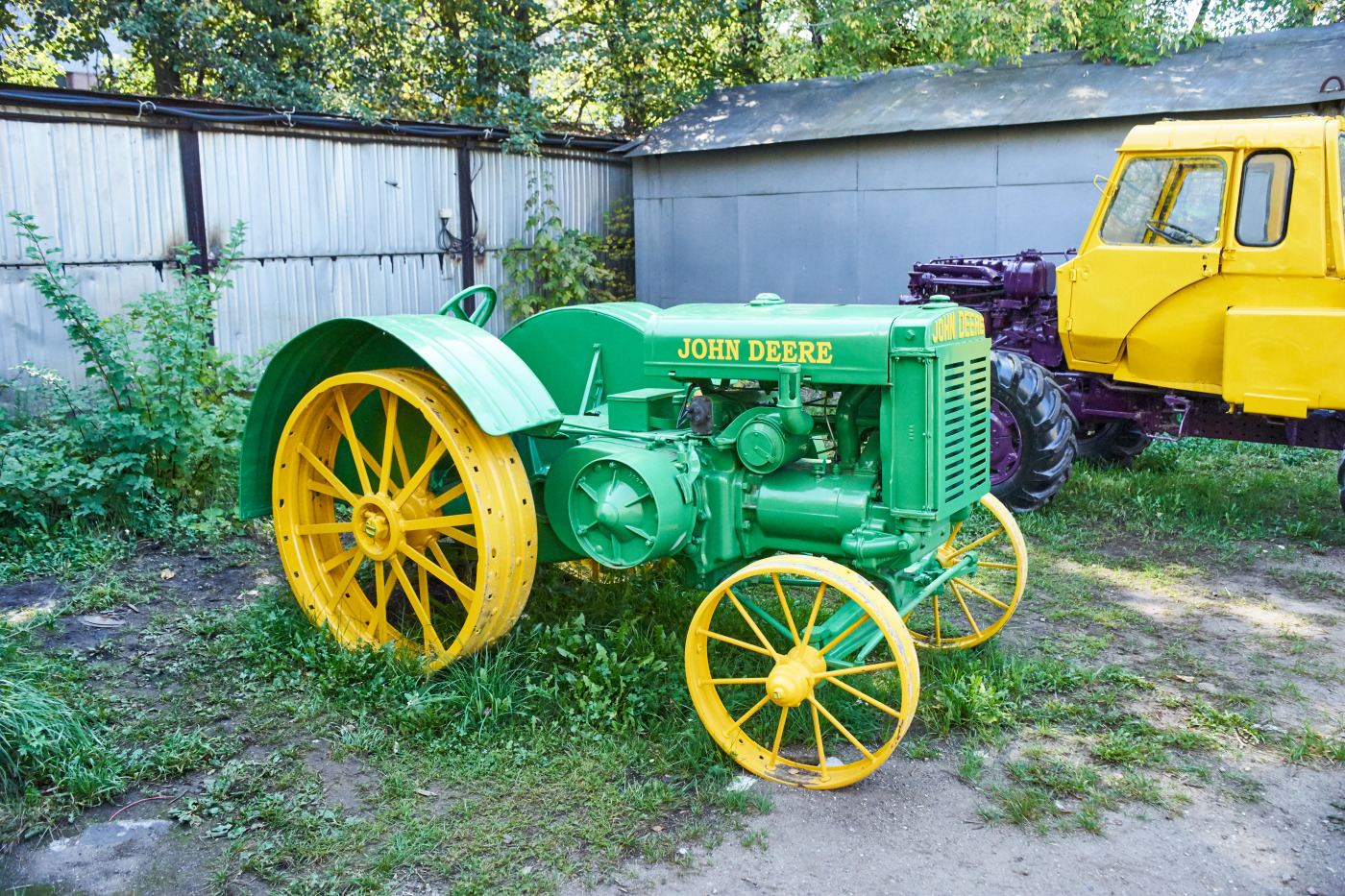 трактор John Deere D. Чувашия, г. Чебоксары, пр. Мира, научно-технический музей истории трактора