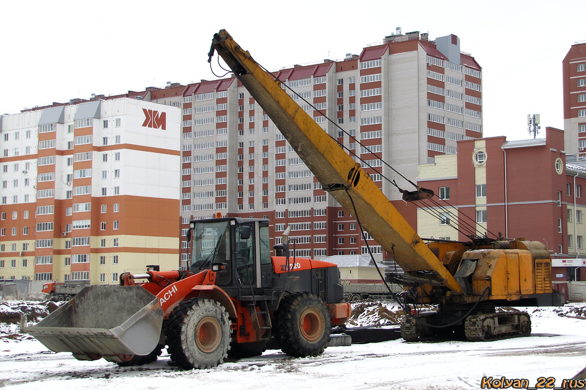 Hitachi ZW220 и Э-10011Д. Алтайский край, Барнаул, улица Шумакова