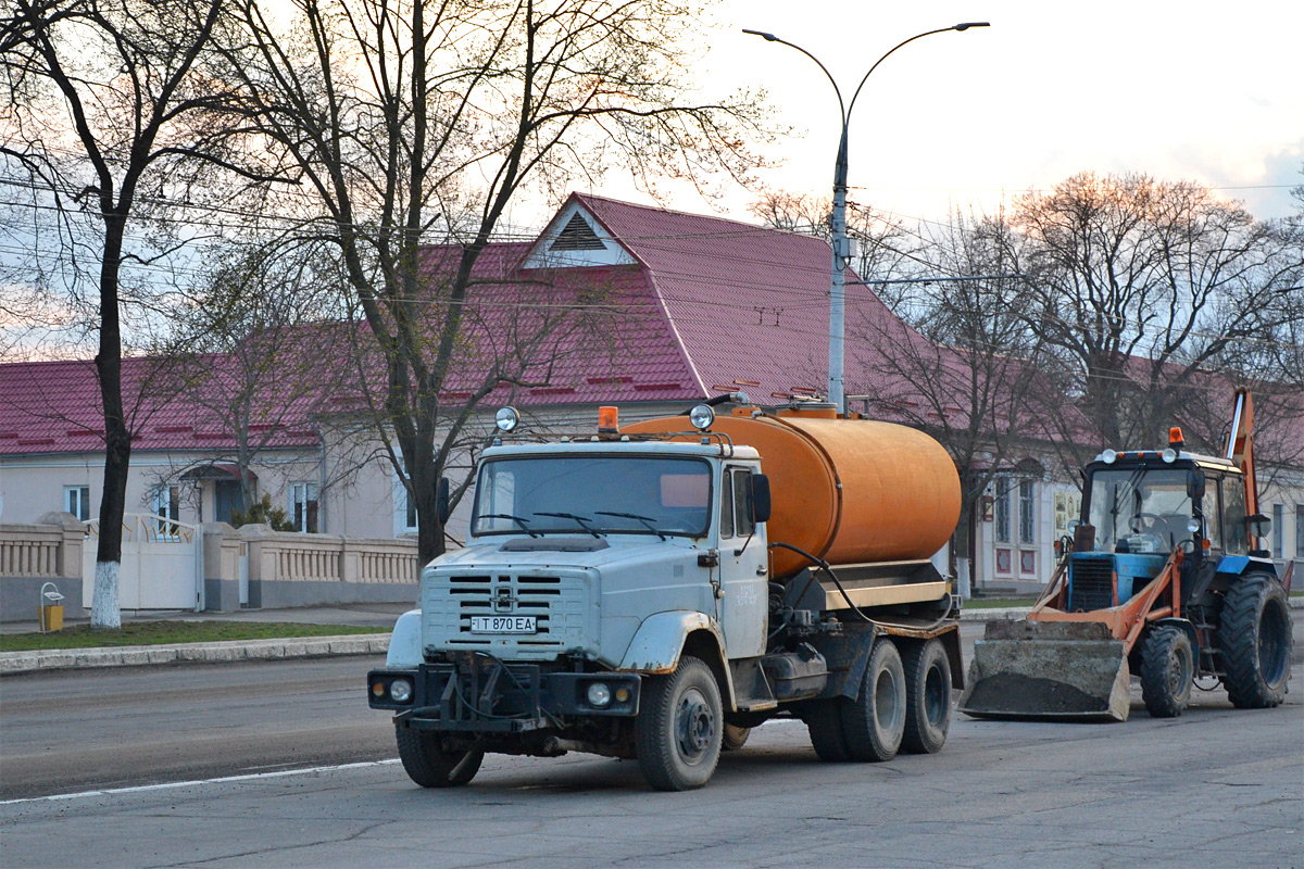 ЗиЛ-133Д42 #Т 870 ЕА и трактор Беларус-82.1 (МТЗ-82.1) #180 СВ с навесным погрузчиком. Приднестровье, Тирасполь, улица 25 Октября