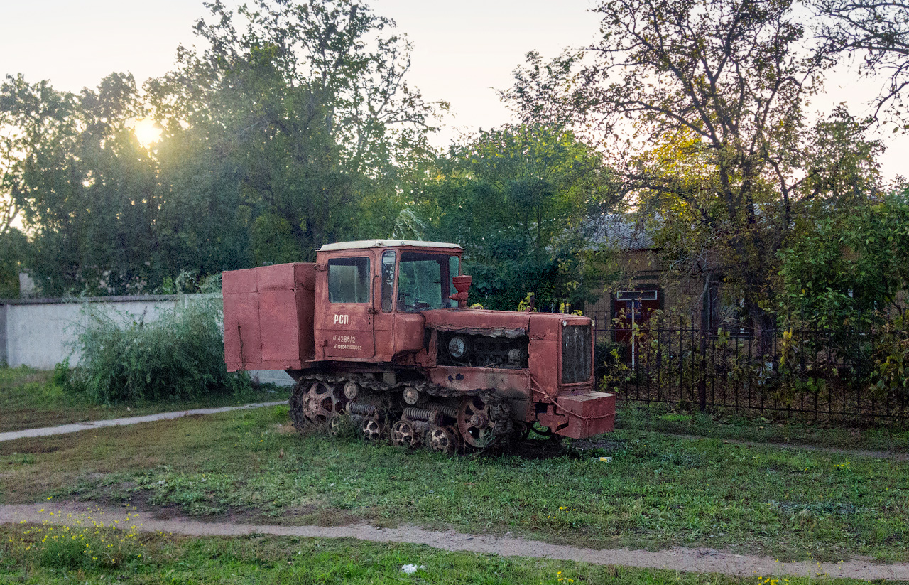 Трактор ДТ-75. Николаевская область, г. Николаев, Новозаводская улица