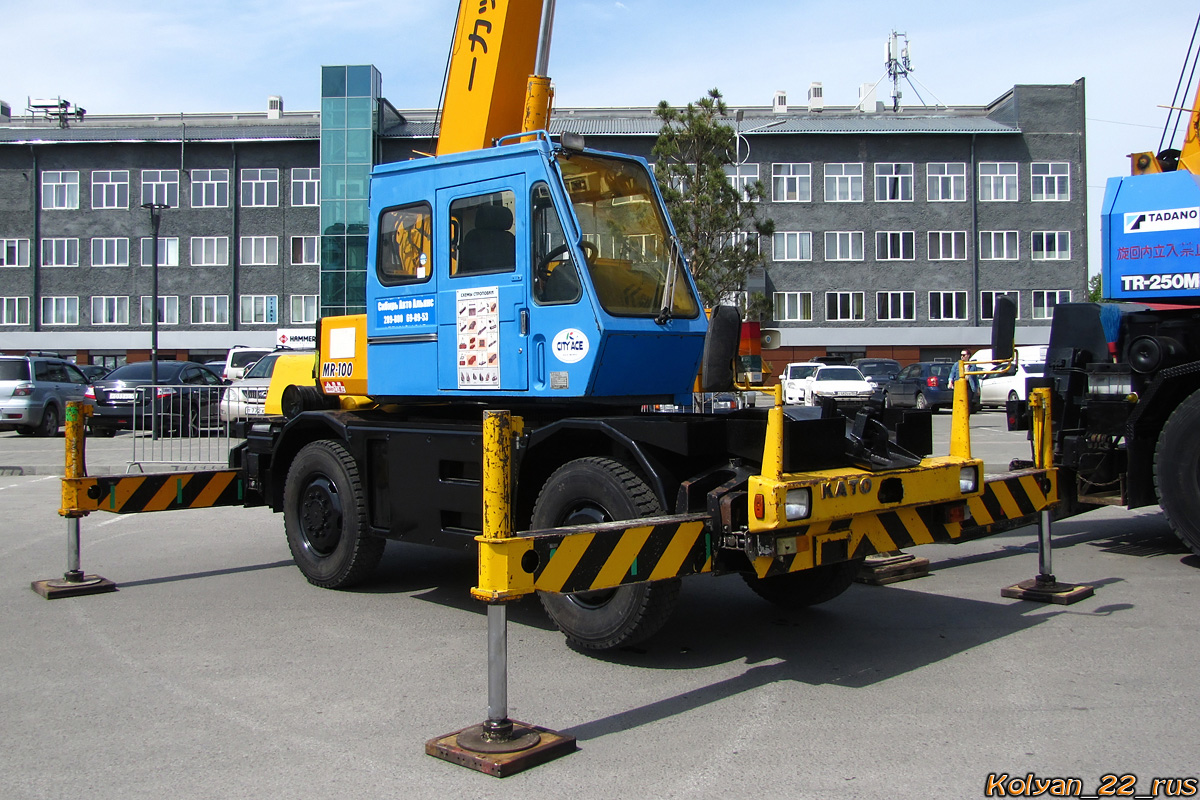 Кран Kato MR-100. Алтайский край, Барнаул, проспект Строителей