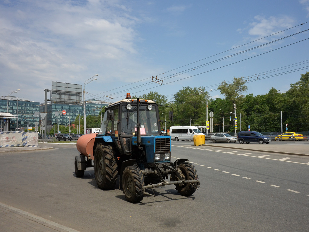 Коммунальная уборочная машина на базе трактора МТЗ-82.1 "Беларус" с цистерной для полива . Москва, Ленинградское шоссе (дублёр) 