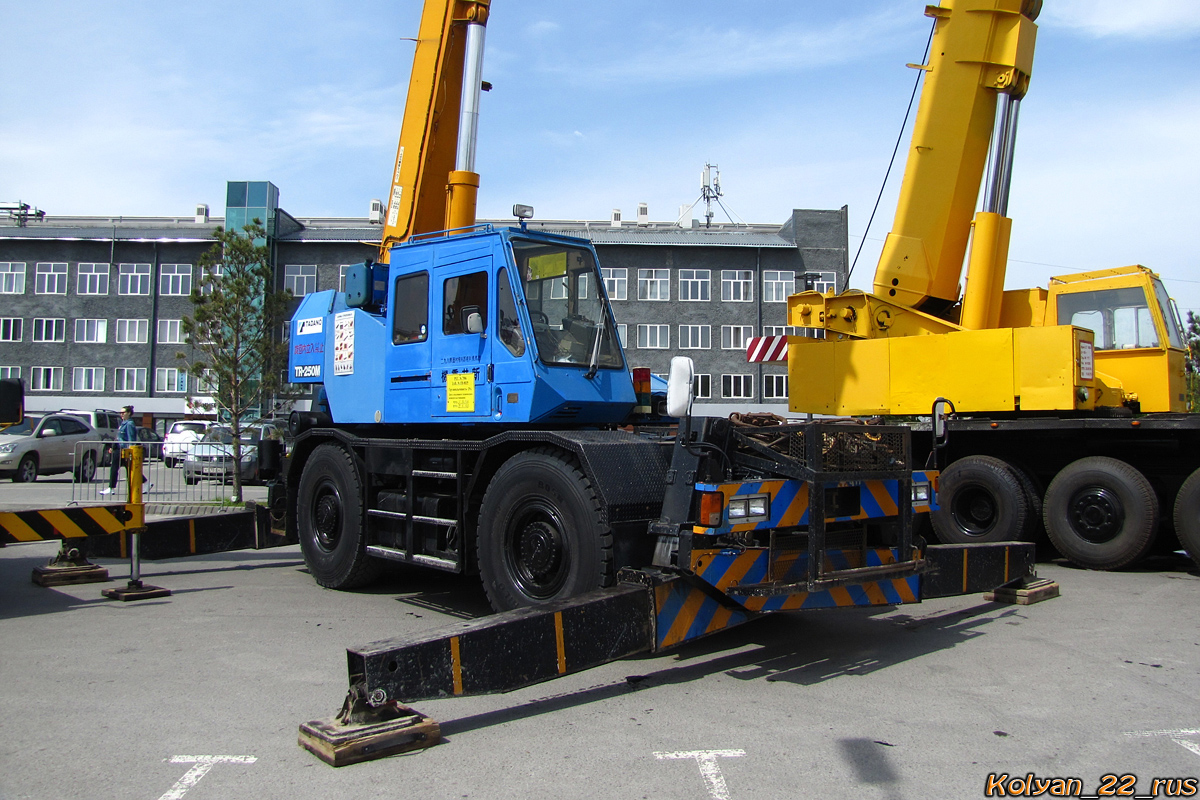 Кран Tadano TR-250M. Алтайский край, Барнаул, проспект Строителей