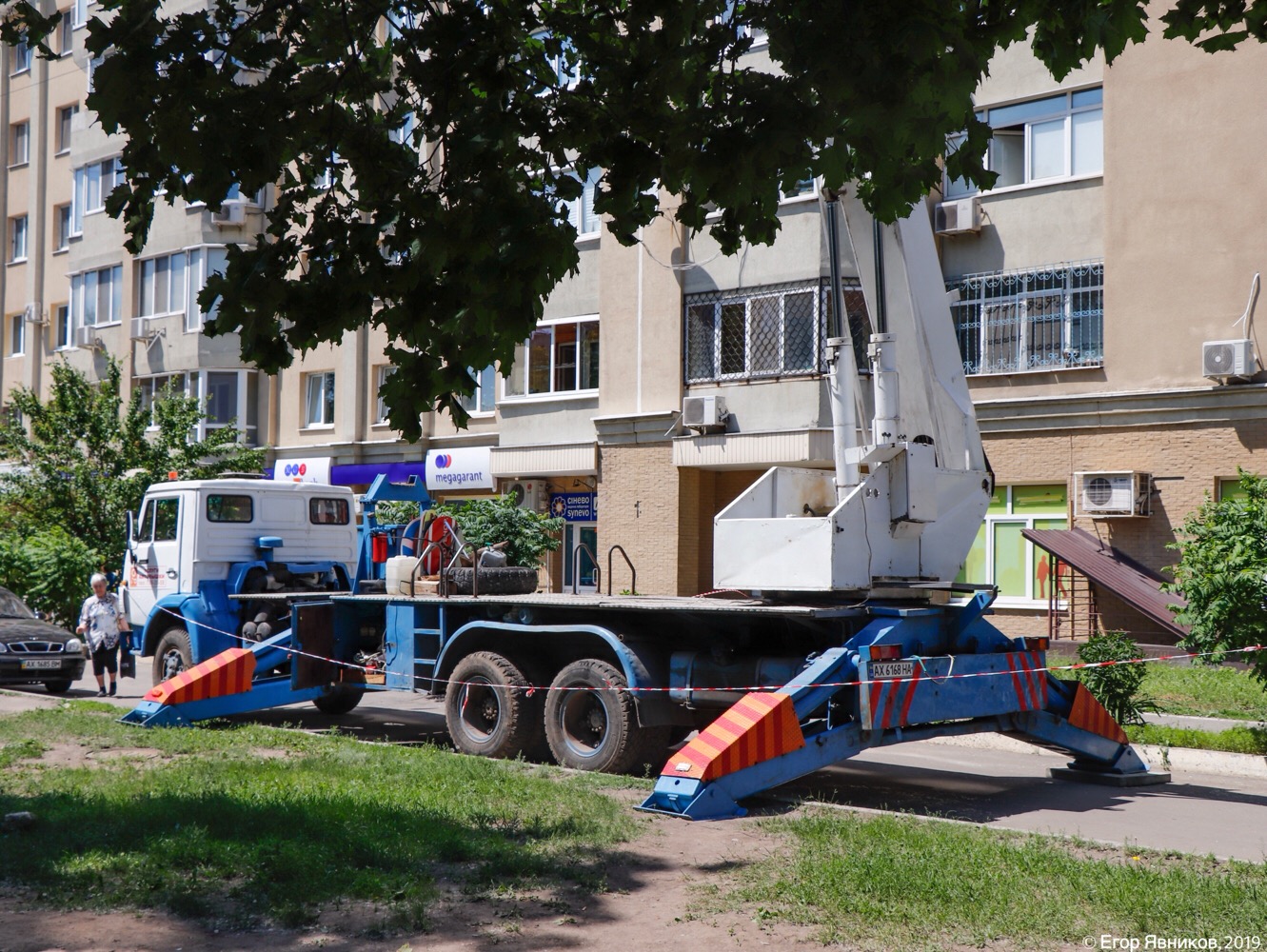 Коленчатый подъёмник Bronto-Skylift 30-3 на шасси КамАЗ-53213, #АХ6168НА. Харьковская область, г. Харьков, улица Гвардейцев-Широнинцев