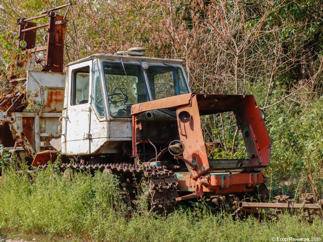 Останки трактора Т-150. Харьковская область
