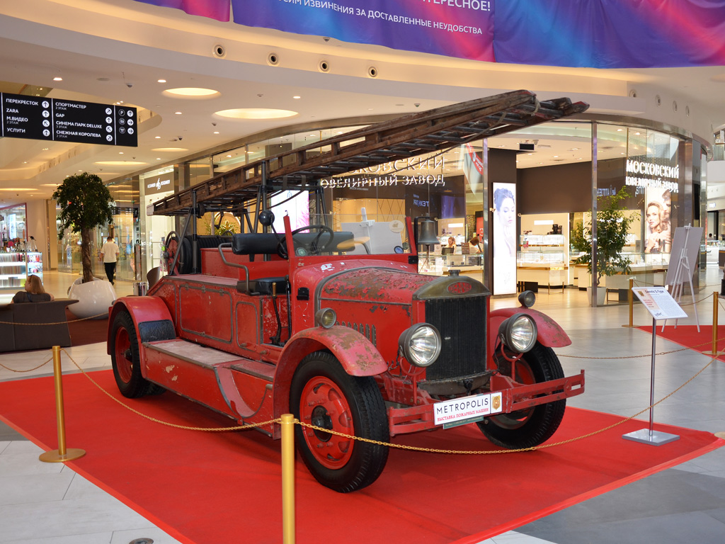 Пожарный автомобиль Dennis G-Type с выдвижной лестницей . Москва, Ленинградское шоссе (территория ТЦ "Метрополис") 