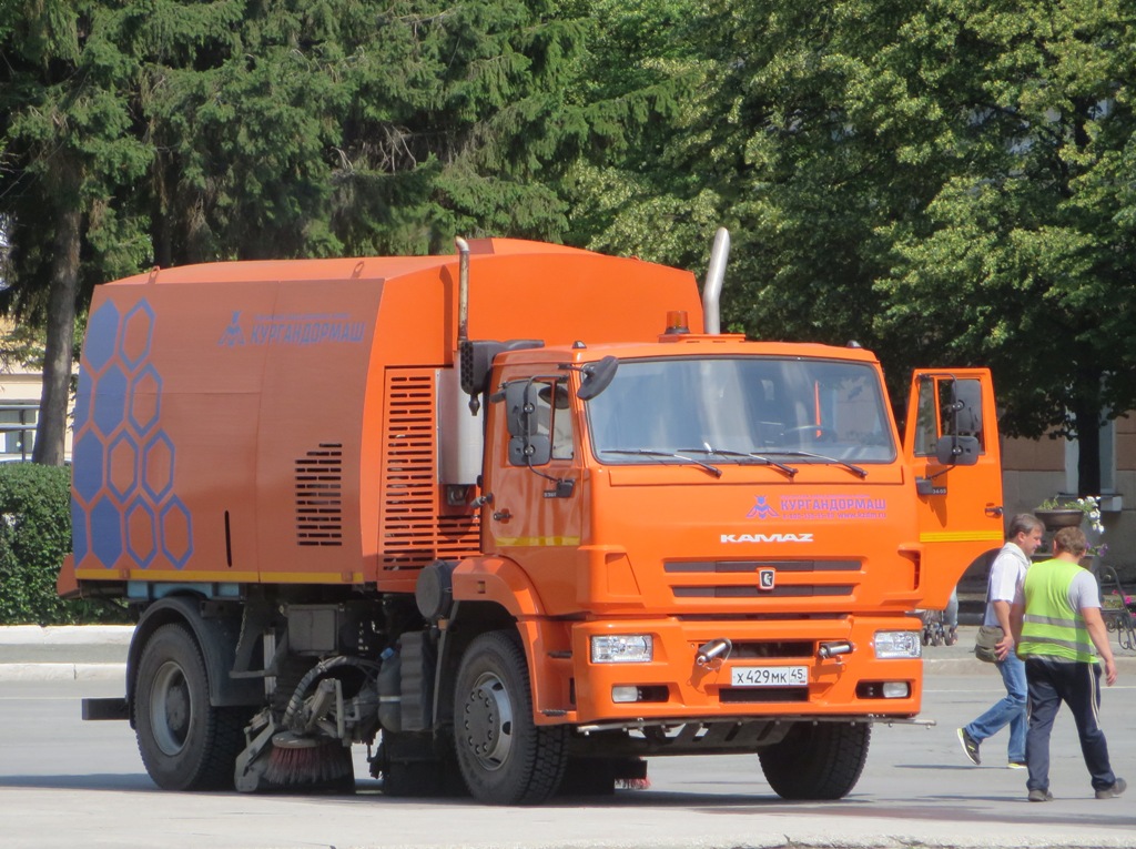 Подметально-уборочная машина КО-318Д на шасси КамАЗ-53605 #Х 429 МК 45. Курган, площадь имени В.И. Ленина