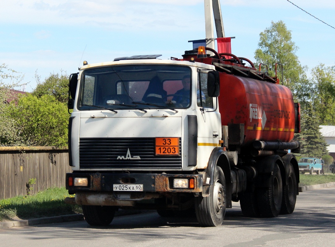 АТЗ ГрАЗ на шасси МАЗ-6303А5-350 #У 025 КА 60. Псков, Крестовское шоссе