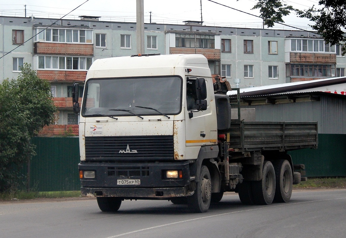 Бортовой грузовик с КМУ Нефтемаш на шасси МАЗ-6312 #Т 075 КР 60. Псков, улица Советской Армии