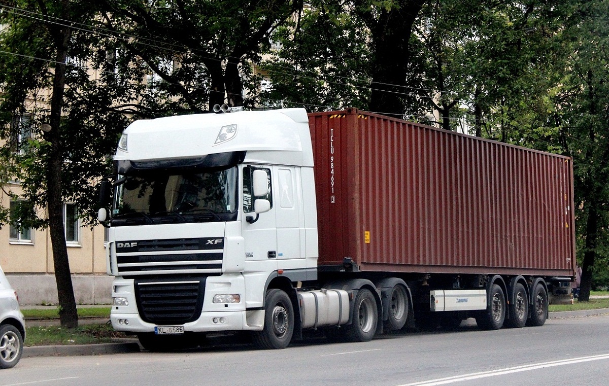 Седельный тягач DAF FTS XF105 #KL-6586. Псков, Вокзальная улица