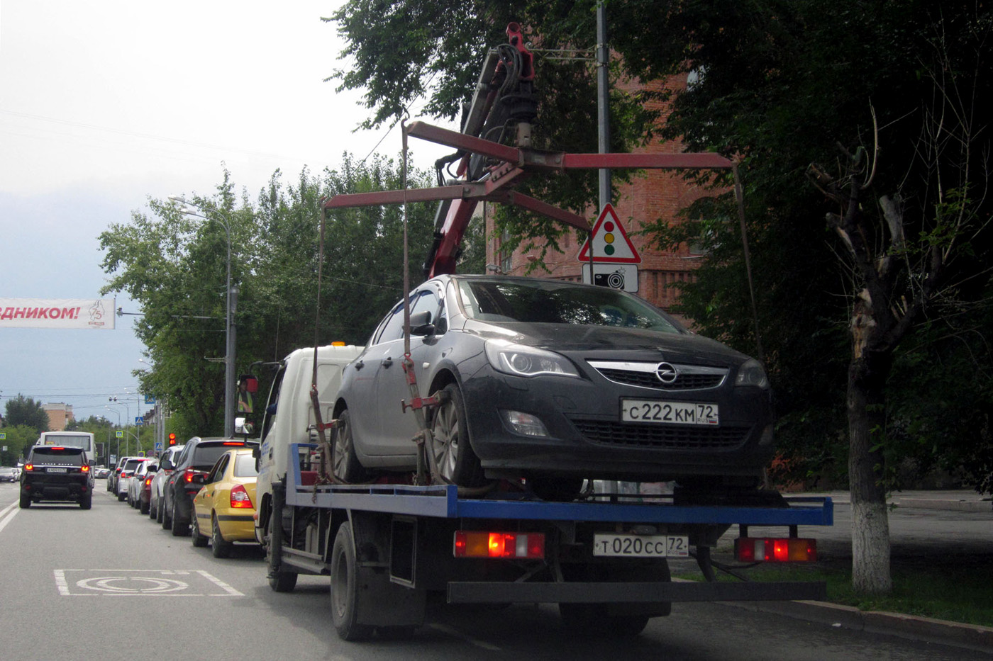 Эвакуатор-манипулятор на шасси Isuzu NQR #Т 020 СС 72 . Тюмень, улица Орджоникидзе