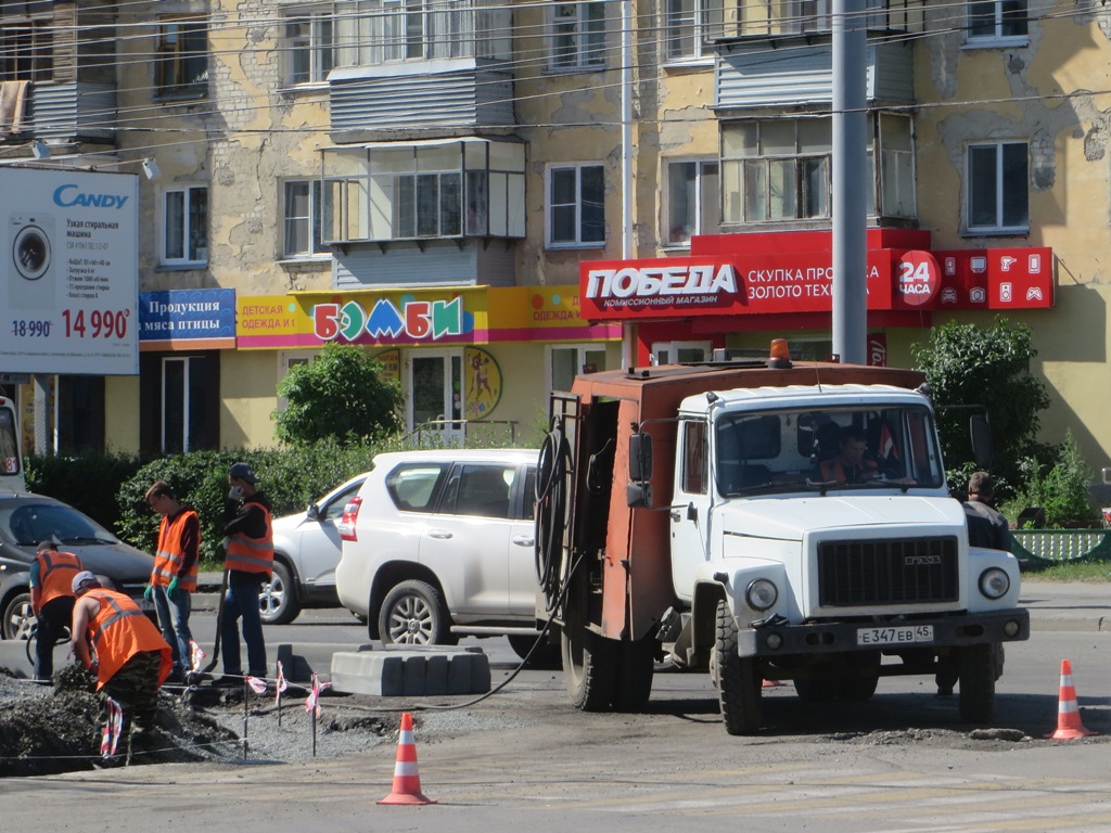 Подметально-уборочная машина ПУМ-1 на шасси ГАЗ-3307 #Е 347 ЕВ 45 . Курган, Пролетарская улица