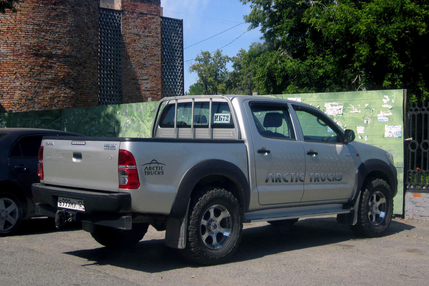 Пикап Toyota Hilux #В 999 МУ 124 . Тюмень, Вокзальная улица