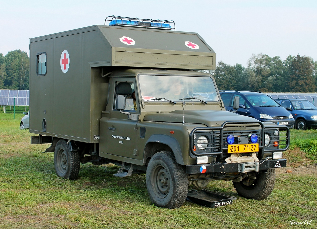 Военный санитарный автомобиль на базе Land Rover Defender. Lotnisko Leoše Janáčka, Острава, Чехия