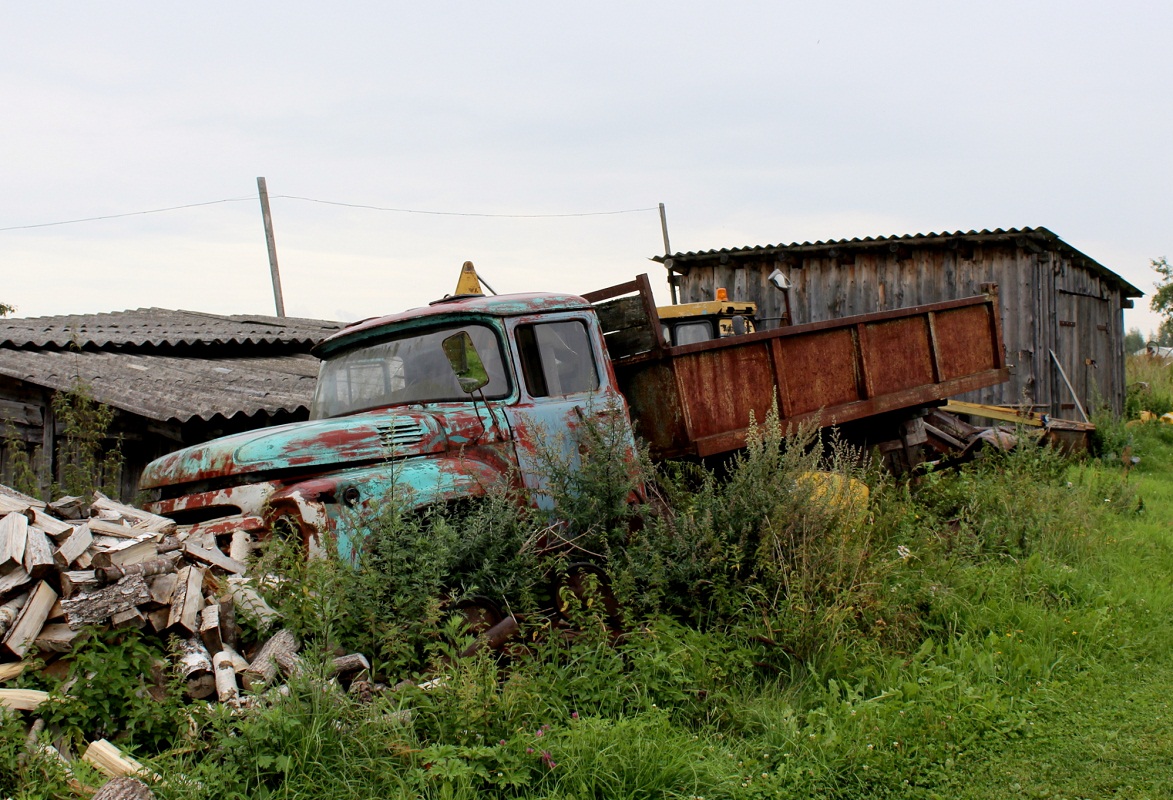 Бортовой грузовик ЗИЛ-130*. Псковская область, Великолукский район, Нивы