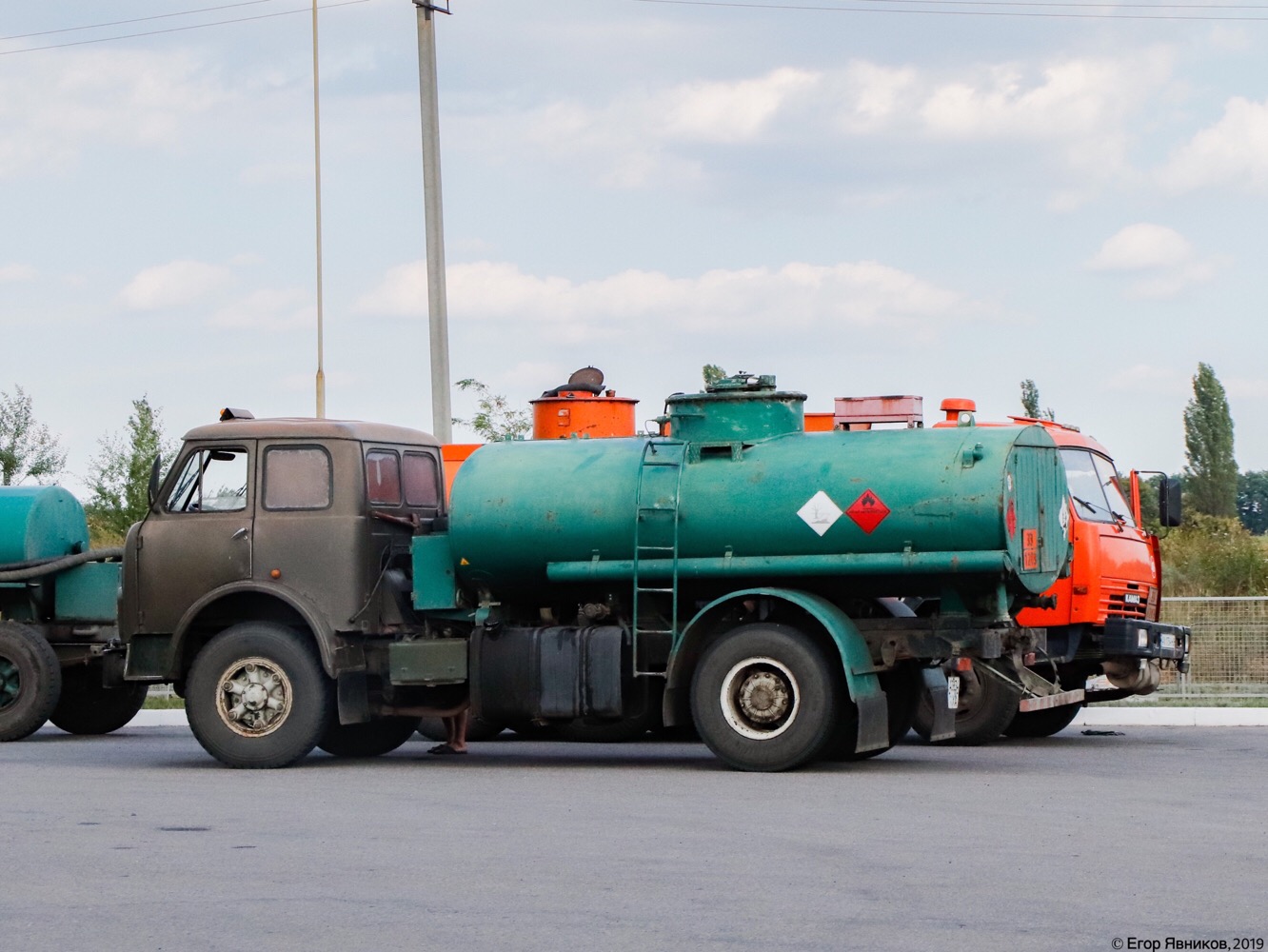 Автоцистерна АЦ-8-5334 на шасси МАЗ-5334. Харьковская область, г. Харьков, улица Леся Сердюка 