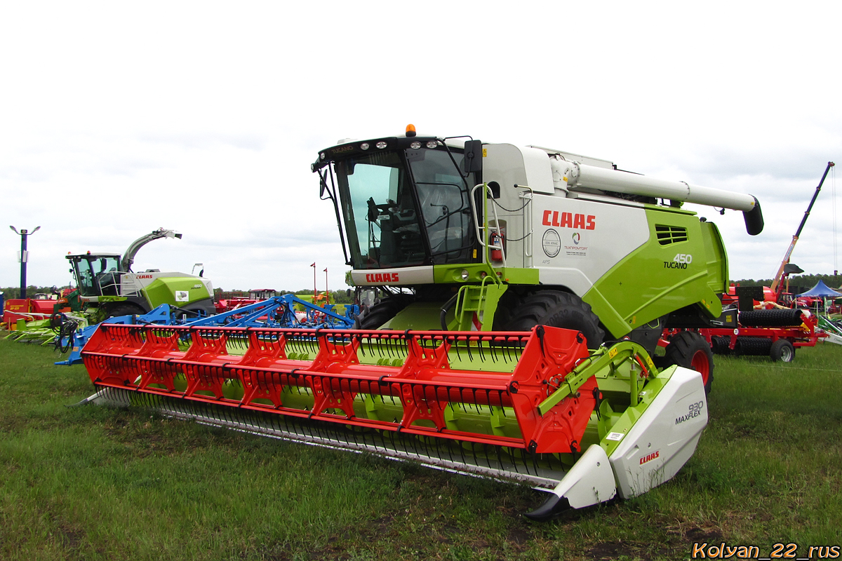 Комбайн Claas Tucano 450. Алтайский край, Павловский район, в окрестностях посёлка Прутской