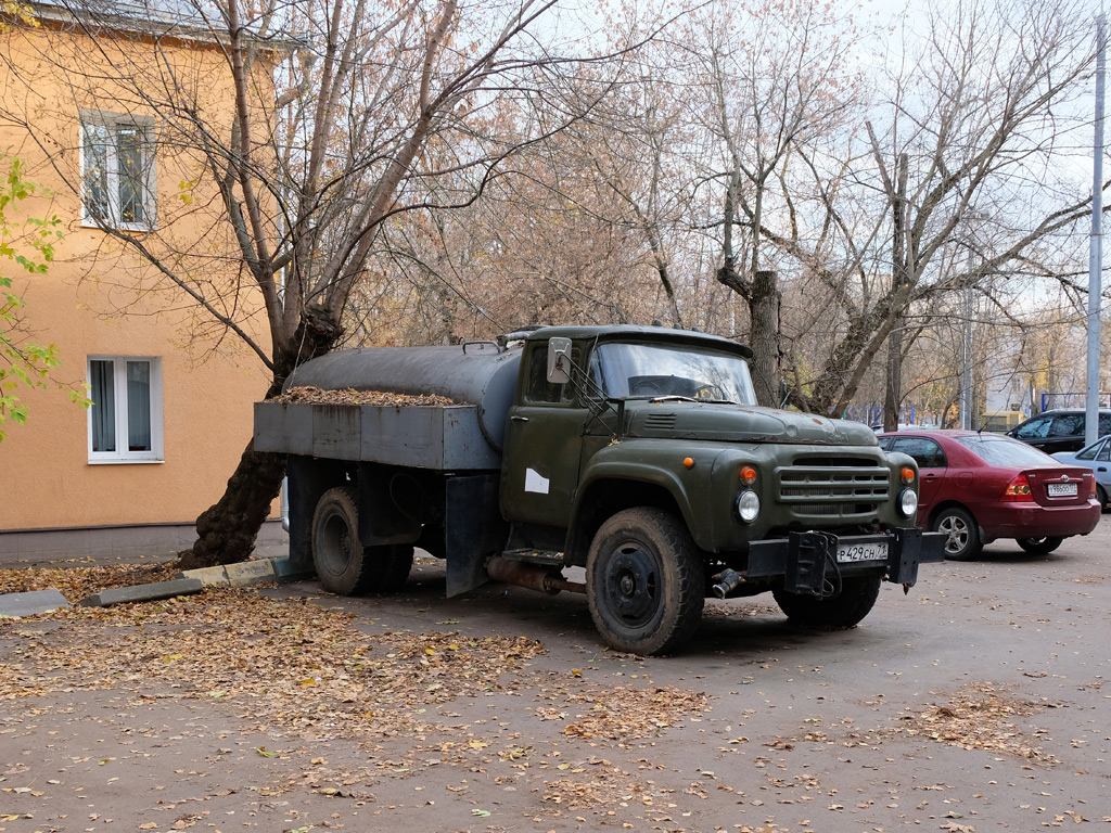 Аэродромная комбинированная поливомоечная машина АКПМ-3 на шасси ЗиЛ-431412  Р 429 СН 71. Москва, Соболевский проезд 