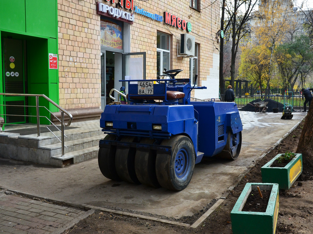 Дорожный мини-каток №4654 ВА 77 . Москва, 1-й Новоподмосковный переулок 