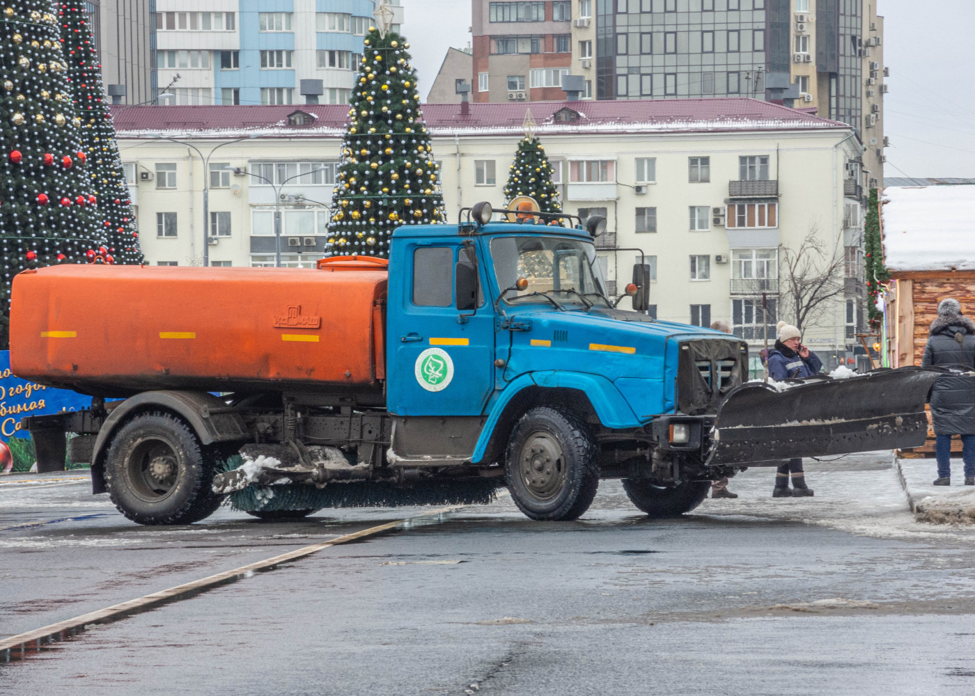 Поливомоечная машина КО-713 на шасси ЗиЛ-433362. г. Самара, площадь им. В. В. Куйбышева