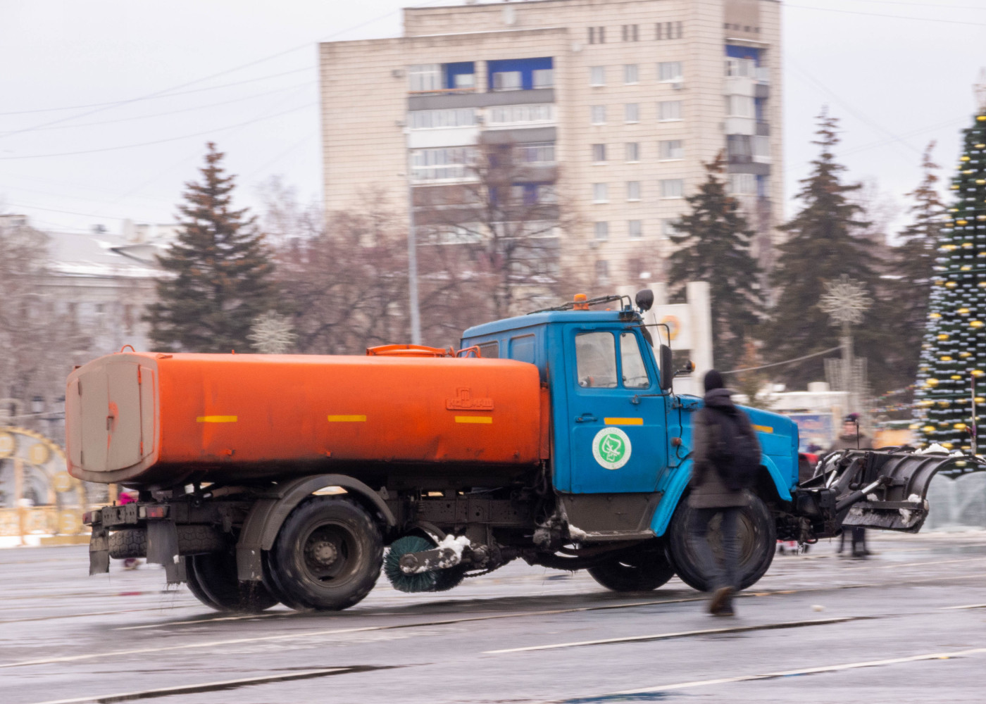 Поливомоечная машина КО-713 на шасси ЗиЛ-433362. г. Самара, площадь им. В. В. Куйбышева