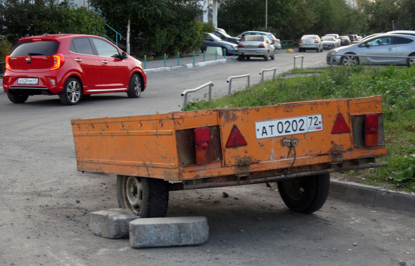 Прицеп ММЗ-81021 #АТ 0202 72. Тюмень, Широтная улица 