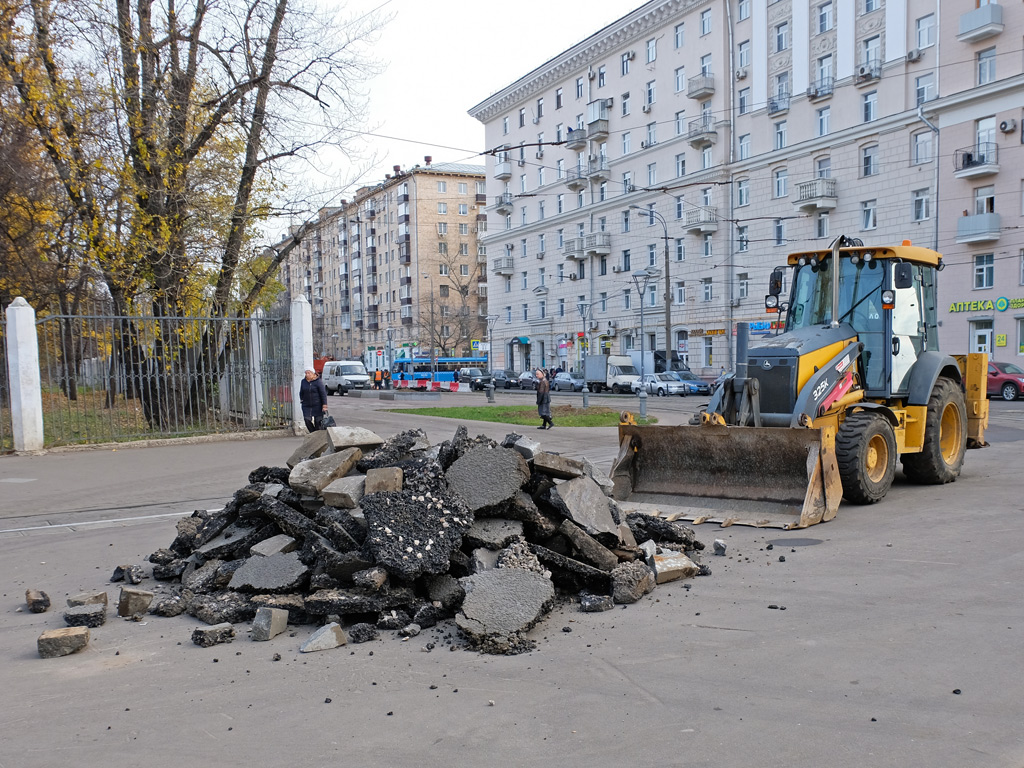 Экскаватор-погрузчик John Deere 325K. Москва, Ленинградское шоссе 