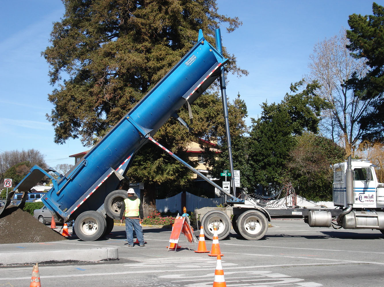 Самосвальный полуприцеп. East Palo Alto, California, USA