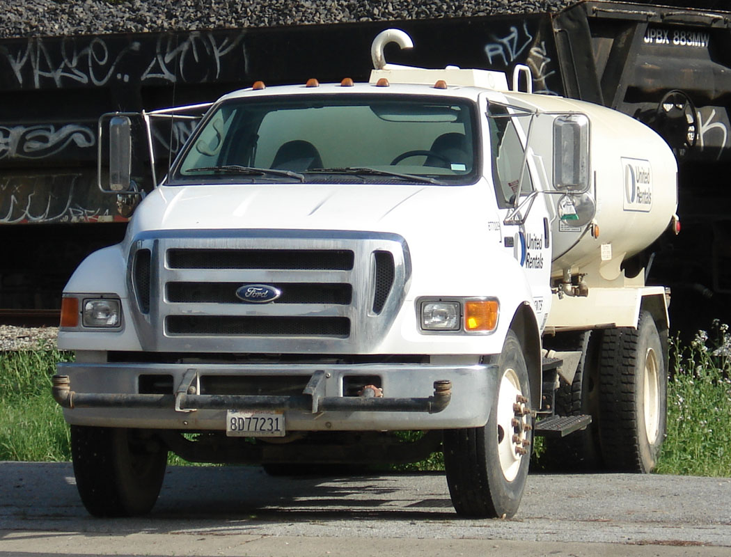 Автоцистерна на шасси "Ford" F-750. Menlo Park, California, USA