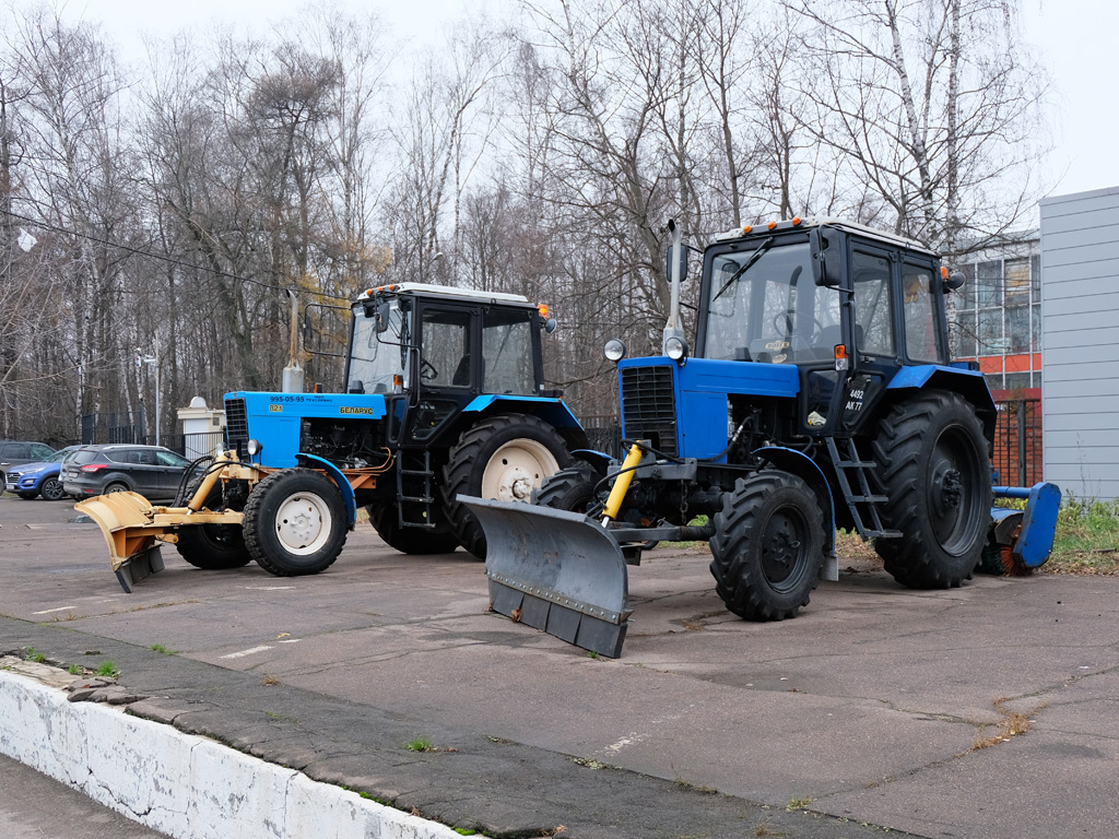 Коммунальные уборочные машины на базе тракторов МТЗ-82.1 "Беларус" №4492 АК 77 и №2545 АТ 77. Москва, территория парка "Сокольники" 