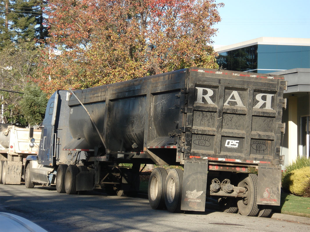 Самосвальный полуприцеп CPS trailers. Menlo Park, California, USA