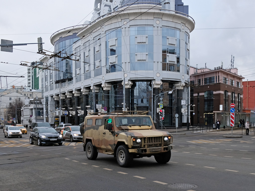 Бронированный автомобиль № М 876 ХУ 777 . Москва, Новослободская улица 