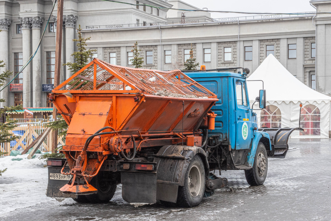 коммунальная машина КДМ-130 на шасси ЗиЛ-433362 #У963УР163. г. Самара, пл. им. В. В. Куйбышева