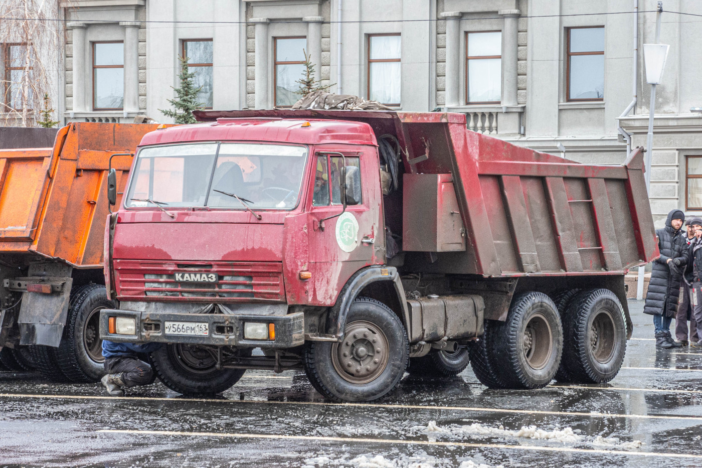 самосвал КамАЗ-65115 #У566РМ163. г. Самара, пл. им. В. В. Куйбышева